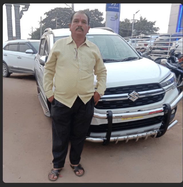 న్యూమరాలజీని అభ్యసించిన తర్వాత బాబా ప్రశాద్ విన్, తన కొత్త కారు పక్కన